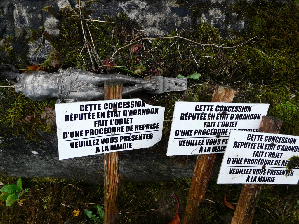 THESE GRAVES ARE ABANDONED. IF YOU WOULD LIKE TO PURCHASE THEM FOR NEW BURIALS, PLEASE CONTACT THE MAYOR. 